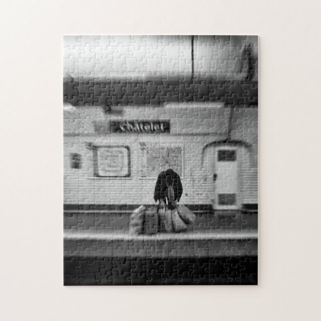 Mann mit Einkaufstüten in der U-Bahn (Chatelet) (Vertikal)