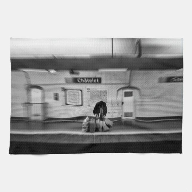 Mann mit Einkaufstüten in der U-Bahn (Chatelet) Geschirrtuch (Horizontal)