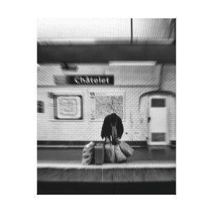 Mann mit Einkaufstüten in der U-Bahn (Chatelet) Leinwanddruck