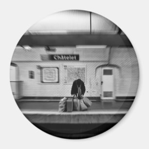 Mann mit Einkaufstüten in der U-Bahn (Chatelet) Magnet