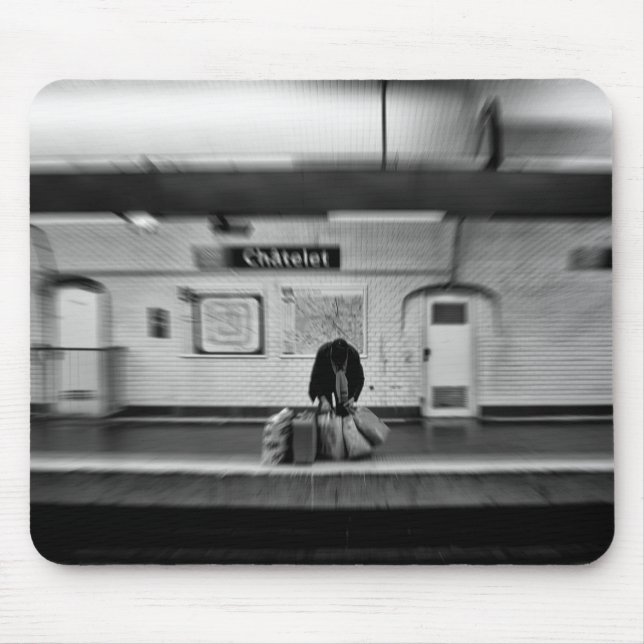 Mann mit Einkaufstüten in der U-Bahn (Chatelet) Mousepad (Vorne)