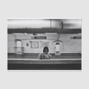 Mann mit Einkaufstüten in der U-Bahn (Chatelet) Seidenpapier