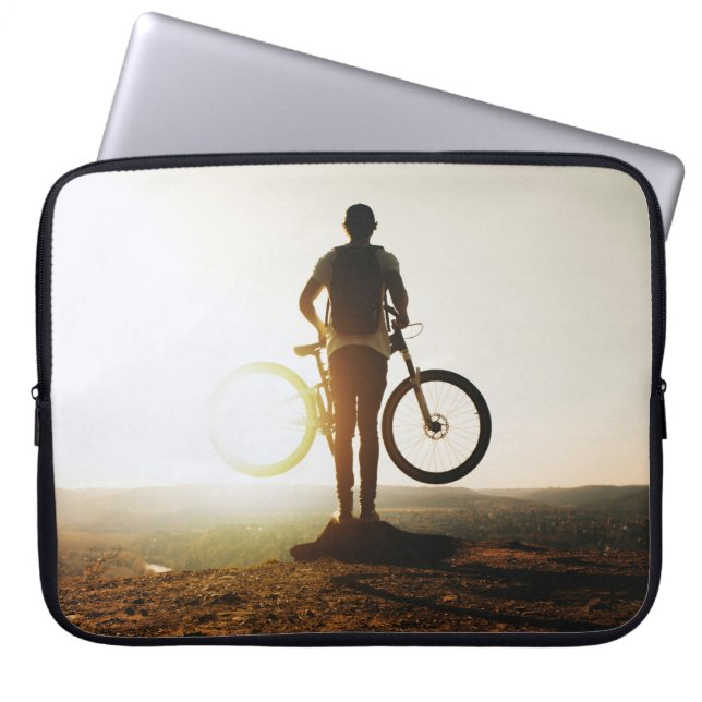 Mann mit Fahrrad Laptopschutzhülle (Vorderseite)