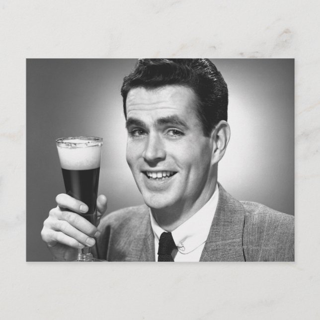 Mann mit Glas Bier im Studio B&W Postkarte (Vorderseite)