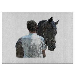 Mann mit Pferdehellglas-Schneidplatte Schneidebrett