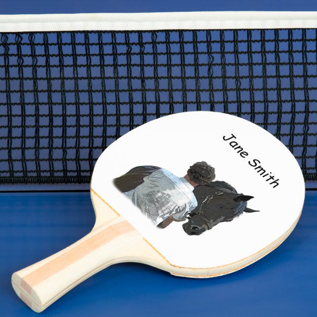 Mann mit Pferdeschlittenpingpaddel Tischtennis Schläger (InSitu)