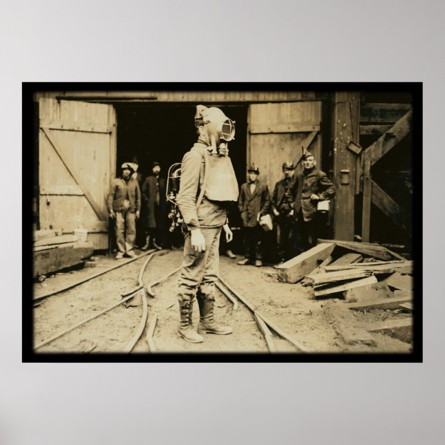 Mann mit Sauerstoffhelm in einem Kohlebergwerk Poster (Vorne)