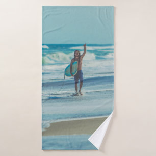 Mann mit Surfbrett am Strand Badehandtuch