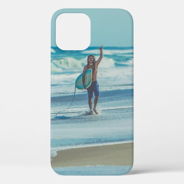 Mann mit Surfbrett am Strand Case-Mate iPhone Hülle (Rückseite)