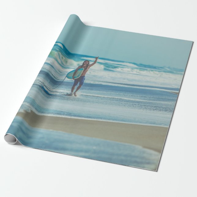 Mann mit Surfbrett am Strand Geschenkpapier (Ungerollt)