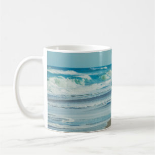 Mann mit Surfbrett am Strand Kaffeetasse