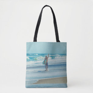 Mann mit Surfbrett am Strand Tasche