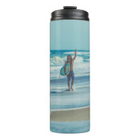 Mann mit Surfbrett am Strand