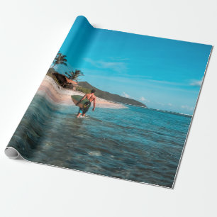 Mann mit Surfbrett im Wasserkörper Geschenkpapier