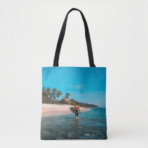 Mann mit Surfbrett im Wasserkörper Tasche
