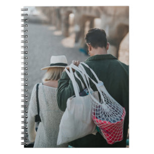 Mann mit weißen Taschen Notizblock