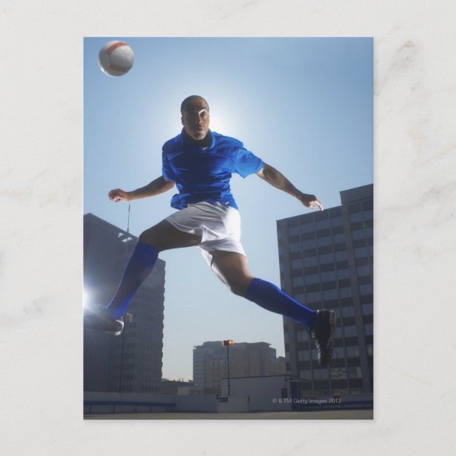 Mann prallt mit dem Fußball auf den Kopf Postkarte (Vorderseite)