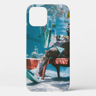 Mann sitzt auf Stuhl unter Wasser mit schwimmendem Case-Mate iPhone Hülle
