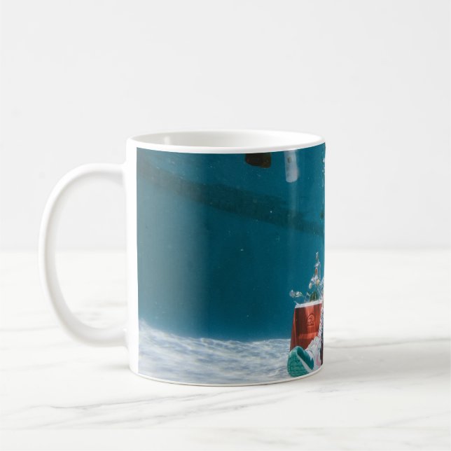 Mann sitzt auf Stuhl unter Wasser mit schwimmendem Kaffeetasse (Links)