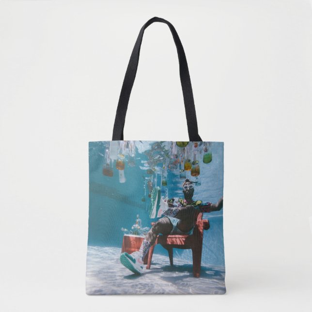 Mann sitzt auf Stuhl unter Wasser mit schwimmendem Tasche (Vorderseite)