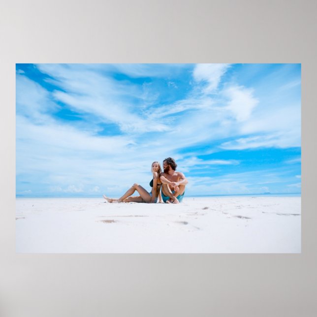 Mann sitzt neben der Frau in schwarzem Bikini-Ober Poster (Vorne)