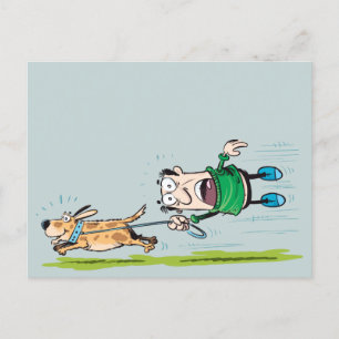 Mann Spazierengehen mit einem Hund lustig und spie Postkarte