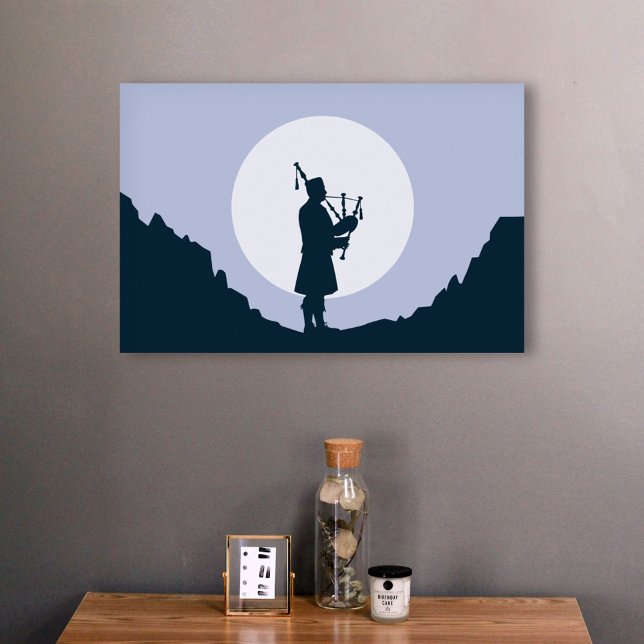 Mann spielt Dudelsack im Mondschein Poster (Man playing bagpipes in the moonlight poster)