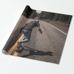 Mann spielt morgens Skateboard auf der Straße Geschenkpapier