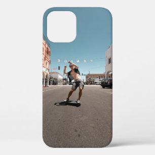 Mann spielt Skateboard Case-Mate iPhone Hülle