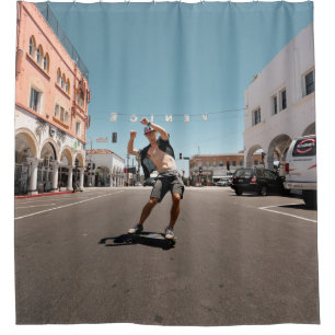 Mann spielt Skateboard Duschvorhang