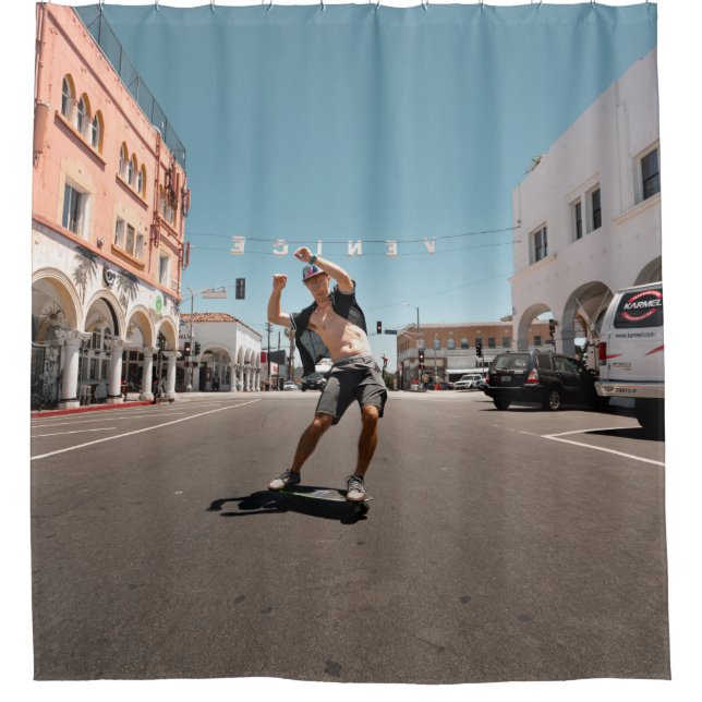 Mann spielt Skateboard Duschvorhang (Vorderseite)