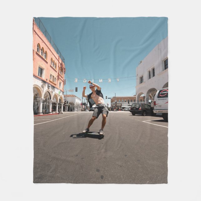 Mann spielt Skateboard Fleecedecke (Vorderseite)