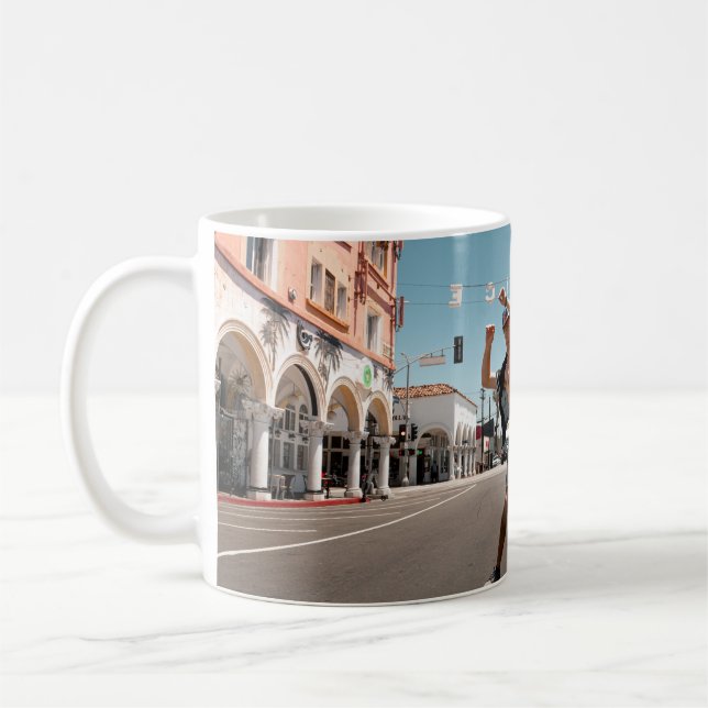 Mann spielt Skateboard Kaffeetasse (Links)