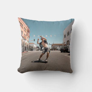 Mann spielt Skateboard Kissen