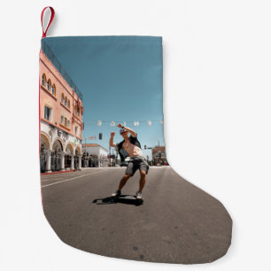 Mann spielt Skateboard Kleiner Weihnachtsstrumpf