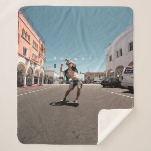 Mann spielt Skateboard Sherpadecke