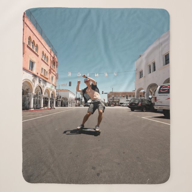 Mann spielt Skateboard Sherpadecke (Vorderseite)