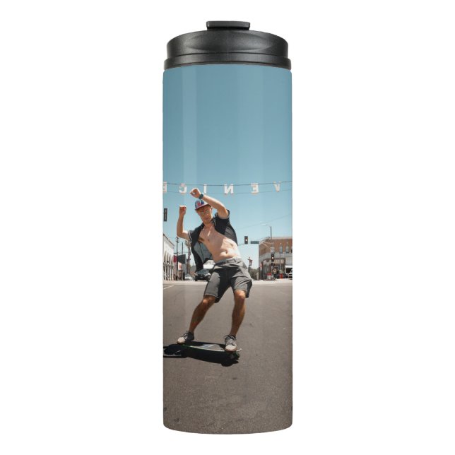 Mann spielt Skateboard Thermosbecher (Vorderseite)