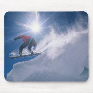 Mann springt von einer großen Cornice auf einem Sn Mousepad