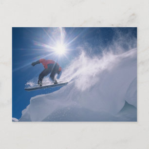 Mann springt von einer großen Ecke auf einem Snowb Postkarte