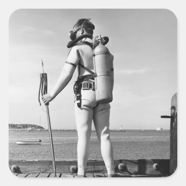 Mann steht auf Pier Quadratischer Aufkleber (Vorderseite)
