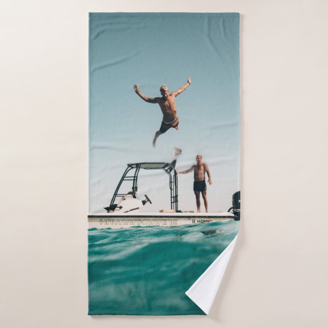 Mann taucht im Pool Badehandtuch (Badehandtuch)