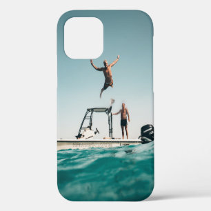 Mann taucht im Pool iPhone 12 Hülle
