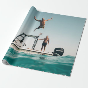 Mann taucht in Pool Geschenkpapier