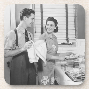 Mann und Frau, die Geschirr tun Untersetzer