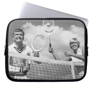 Mann und Frau, die Tennis spielen Laptopschutzhülle
