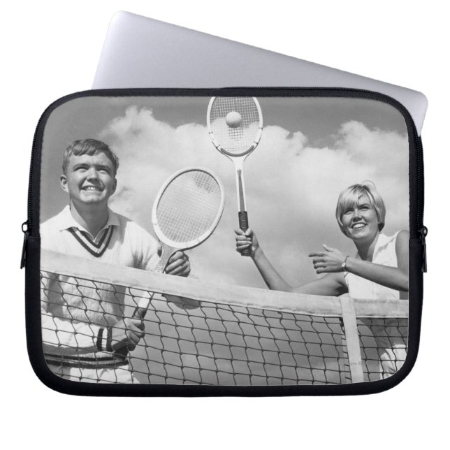 Mann und Frau, die Tennis spielen Laptopschutzhülle (Vorderseite)