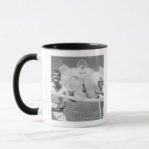Mann und Frau, die Tennis spielen Tasse