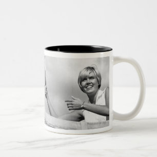 Mann und Frau, die Tennis spielen Zweifarbige Tasse