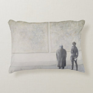 Mann und Frau in einer Kunst-Galerie Zierkissen